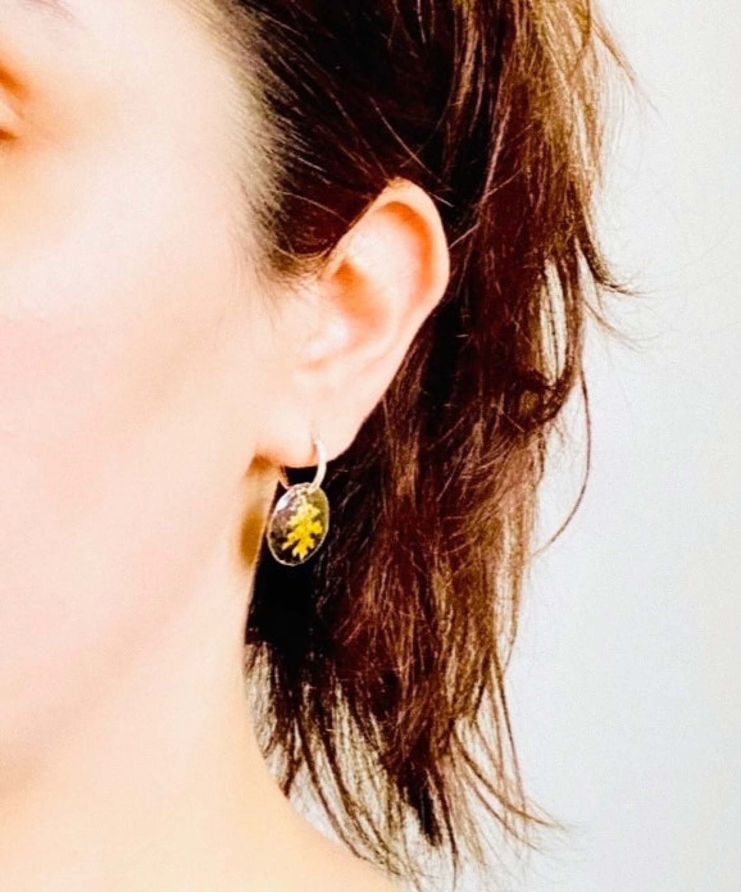 Silver earrings with oak leaf motif in gold