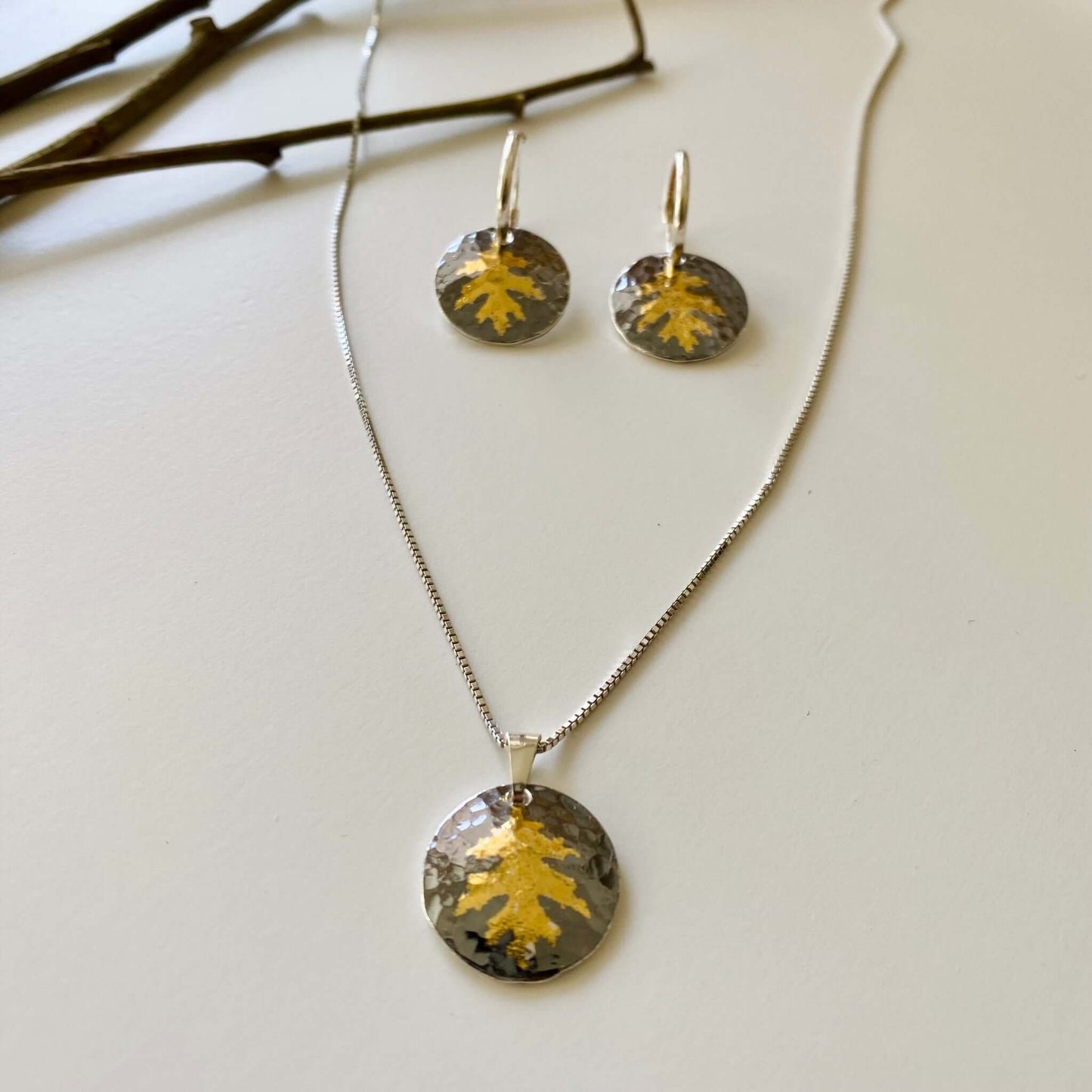 Silver earrings with oak leaf motif in gold