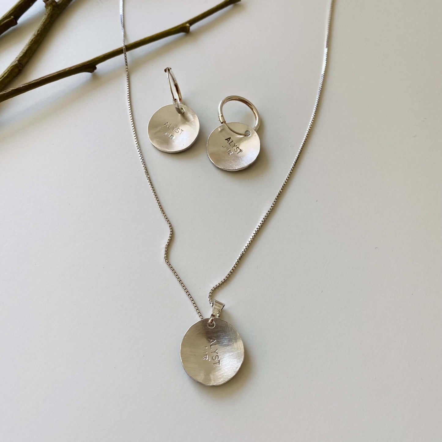 Silver earrings with oak leaf motif in gold