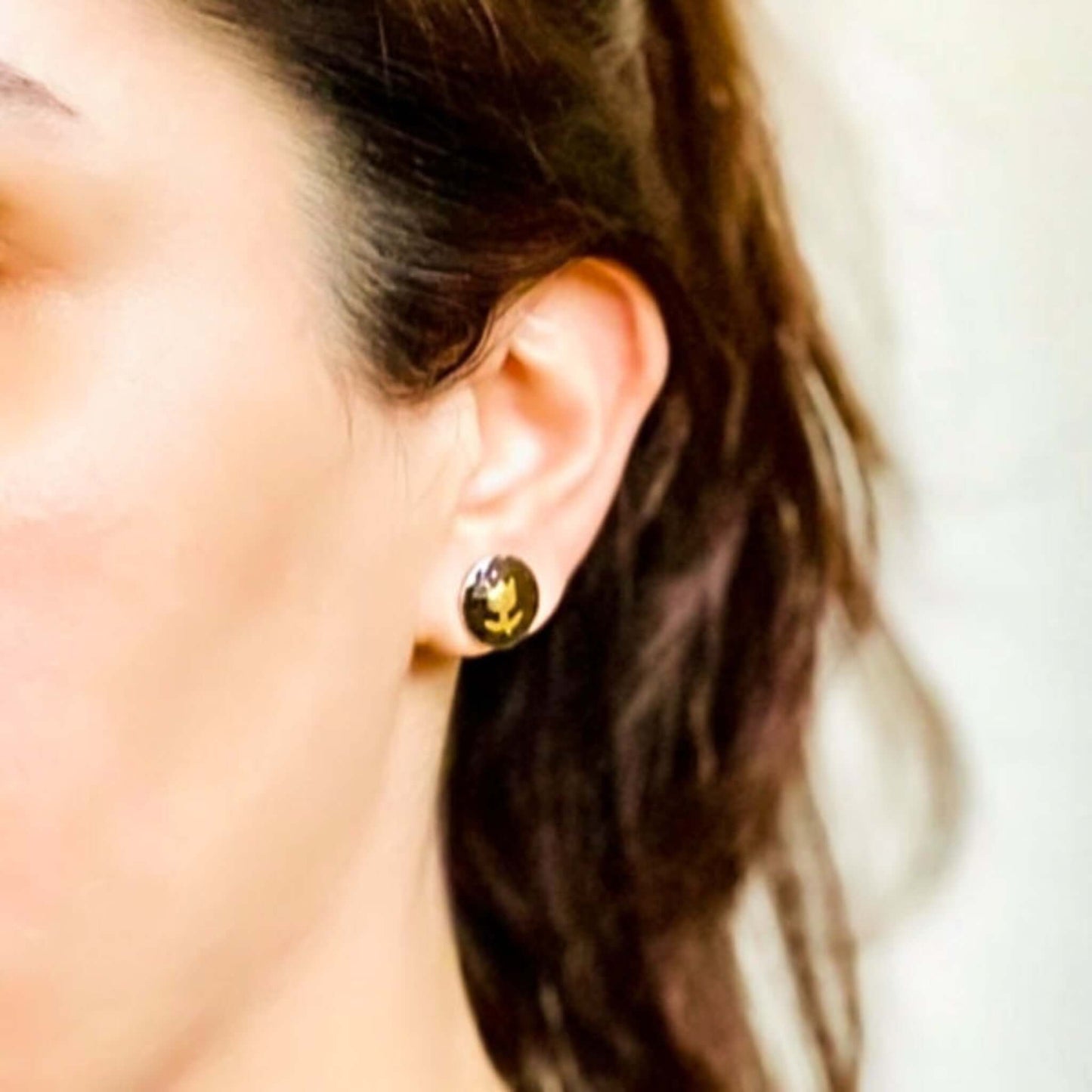 Silver studs with tulip motif in gold
