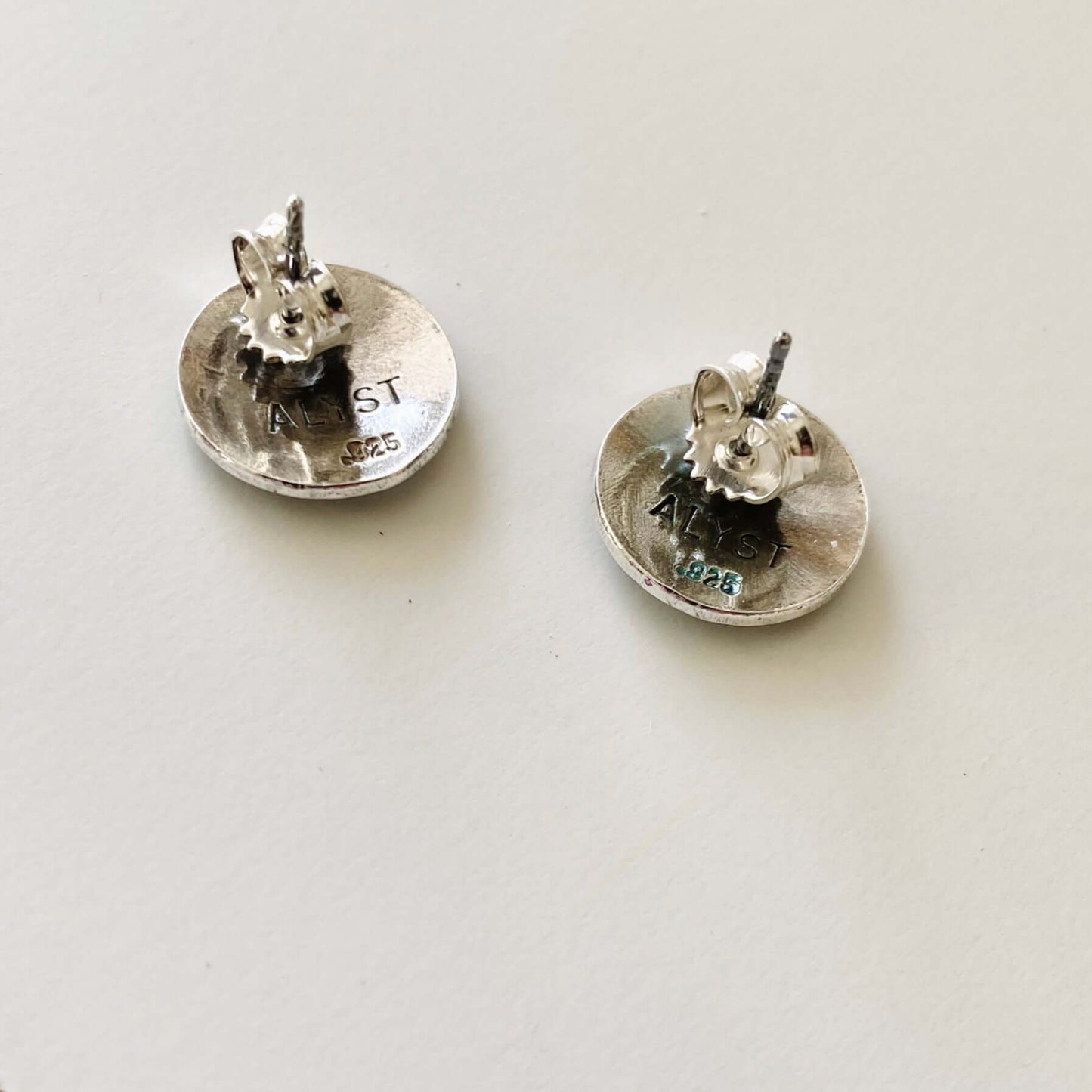 Silver studs with tulip motif in gold