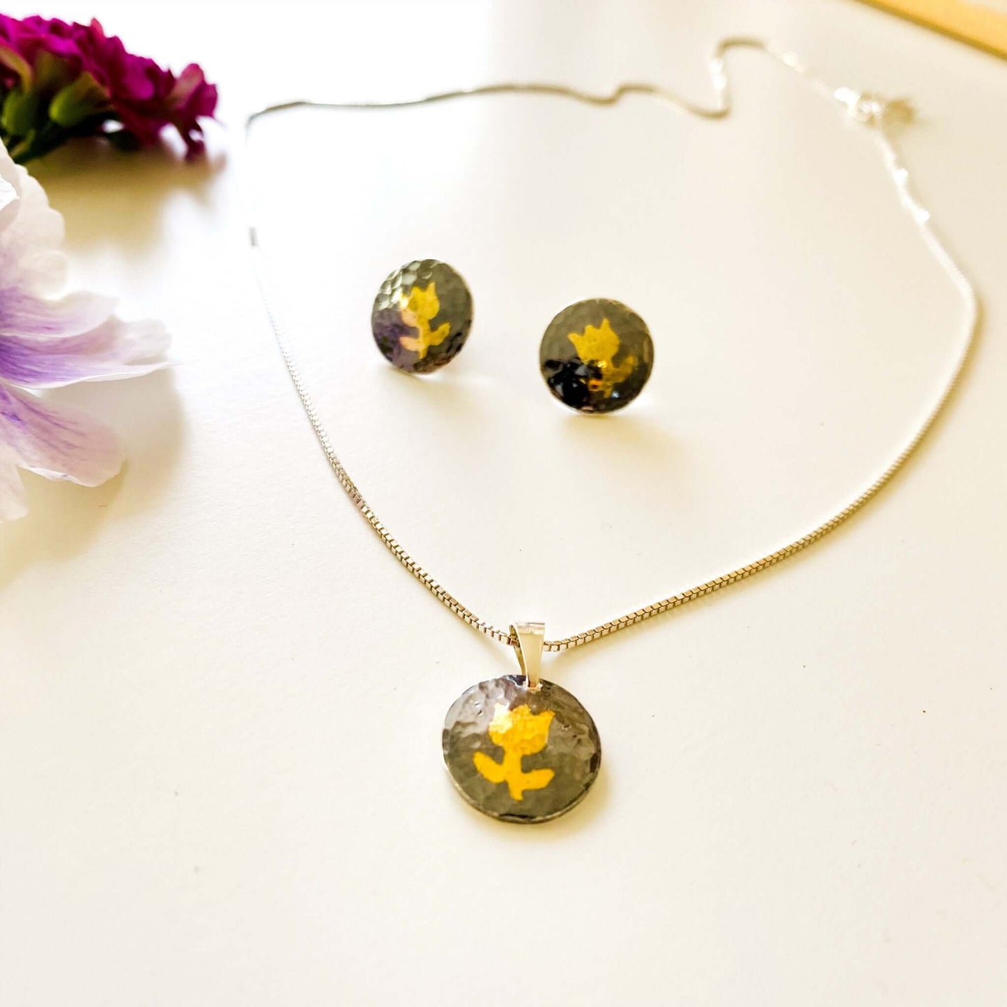 Silver studs with tulip motif in gold