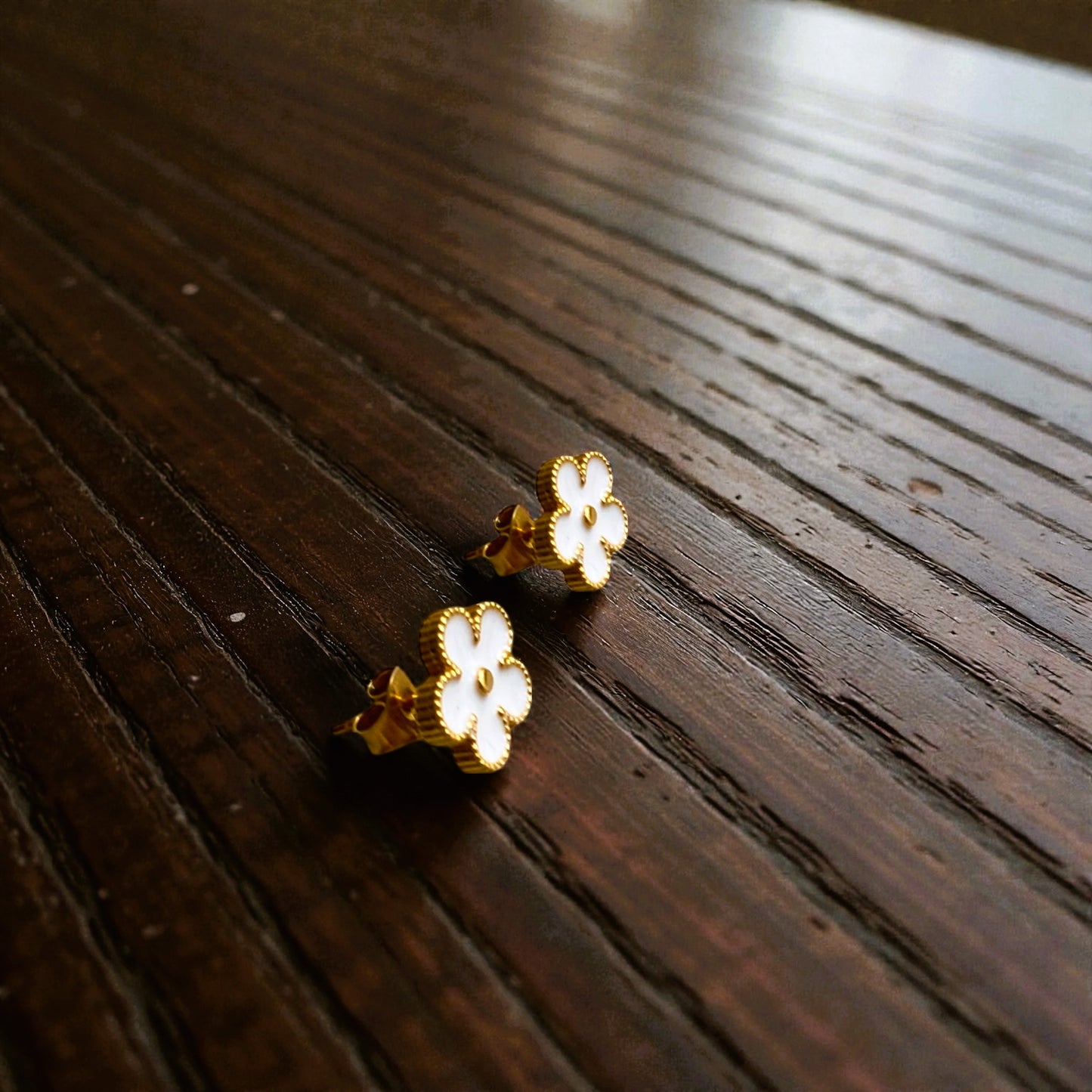 Bright flora studs guld